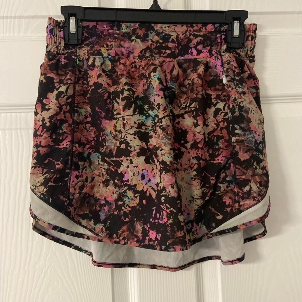 T36- LULULEMON MultiColored Abstract HOTTY HOT Skorts